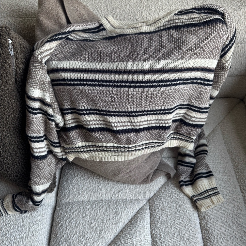 Urban outfiiters crop knit sweater sz medium